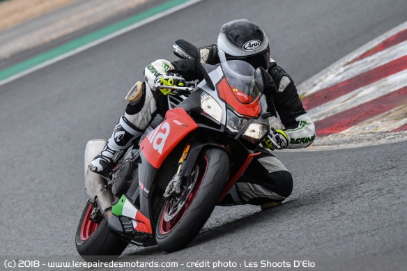 L'Aprilia RSV4 RF à la remise des gazs