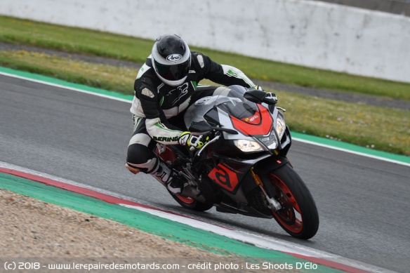 L'Aprilia RSV4 RR sur piste