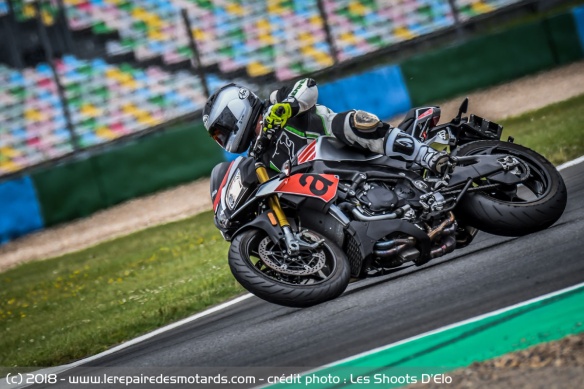 L'Aprilia Tuono V4 sur piste