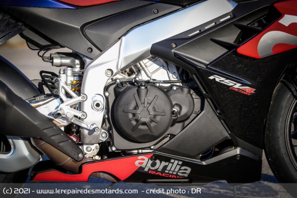 Le V4 de 1.099 cm3 délivre 217 ch et 125 Nm