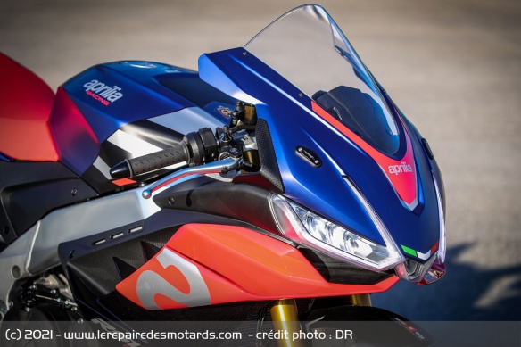 Les lignes de la RSV4 ont été retravaillées dans la lignée de celles de la RS 660