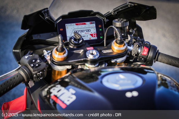 Le poste de pilotage de la RSV4 Factory