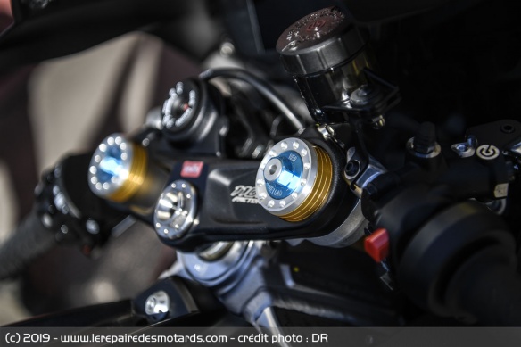 La fourche Öhlins travaille sur 125 mm