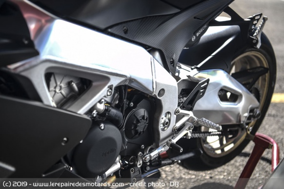 La RSV4 1100 Factory embarque un shifter en série