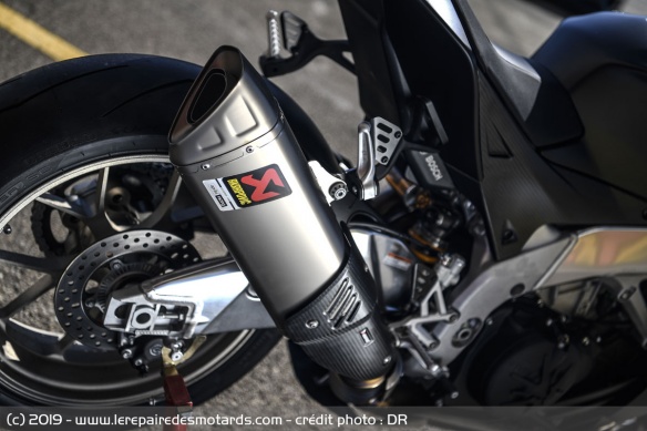 Le silencieux Akrapovic de la RSV4 1100 Factory