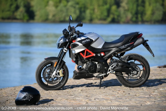 Aprilia Shiver 900 en version argent