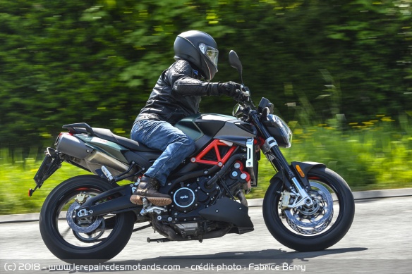Aprilia Shiver 900 sur départementale
