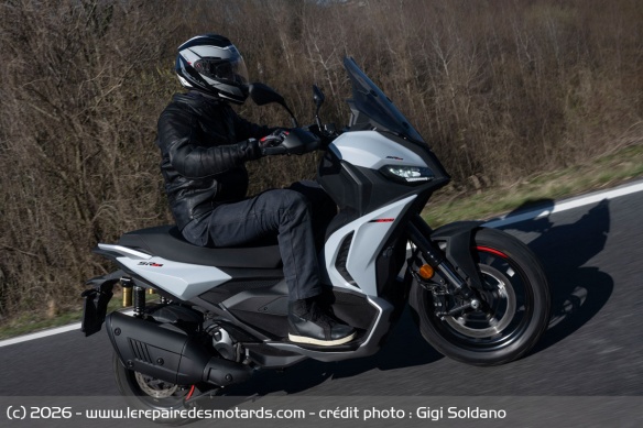 Agile, le scooter démontre vite une sensation de légèreté et la bonne répartition de ses masses