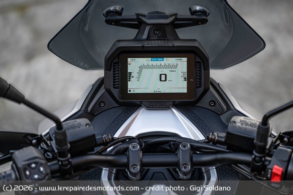 Le poste de pilotage de l'Aprilia SR GT 400