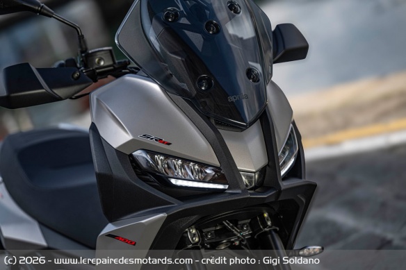 Les feux avant de l'Aprilia SR GT 400