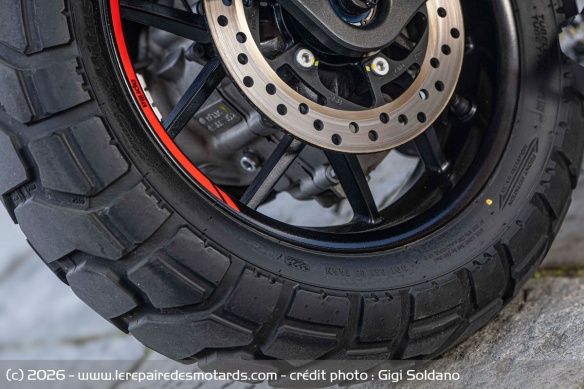 Le pneu arrière Mitas de l'Aprilia SR GT 400