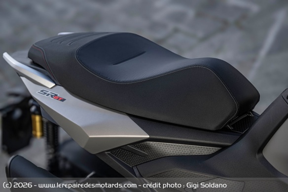 La selle biplace de l'Aprilia SR GT 400