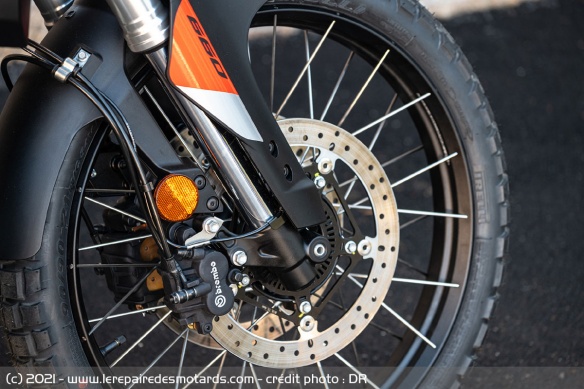 Double disque de 300 mm, étriers Brembo à fixation radiale et 4 pistons