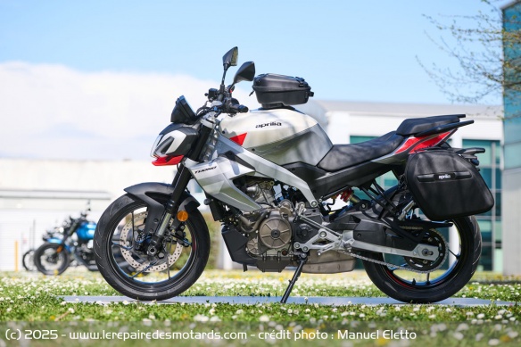 Aprilia propose de nombreux accessoires optionnels pour enrichir les dotations de son roadster