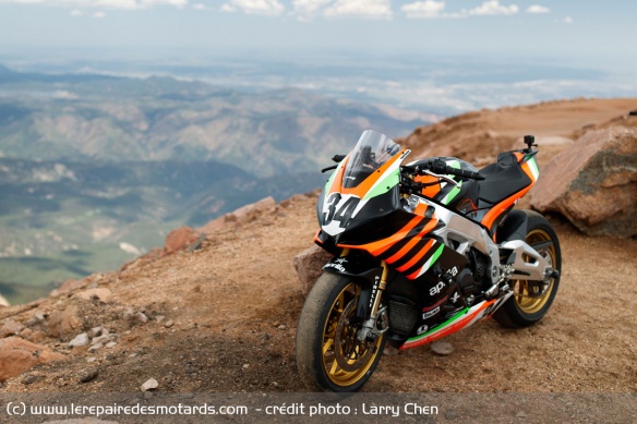 Essai moto Aprilia Tuono Factory Pikes Peak
