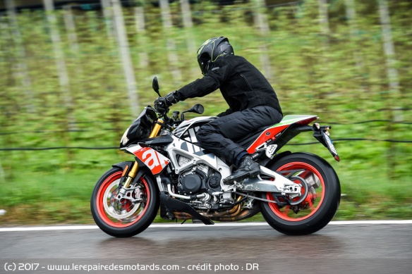 L'Aprilia Tuono V4 1100 Factory à l'accélération