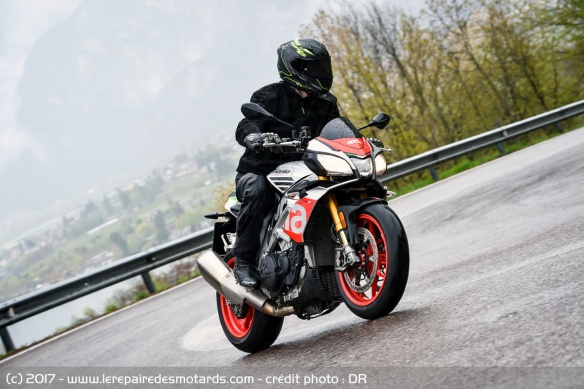 L'Aprilia Tuono V4 1100 Factory au freinage