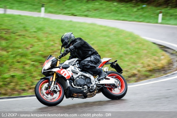 L'Aprilia Tuono V4 1100 Factory en virage
