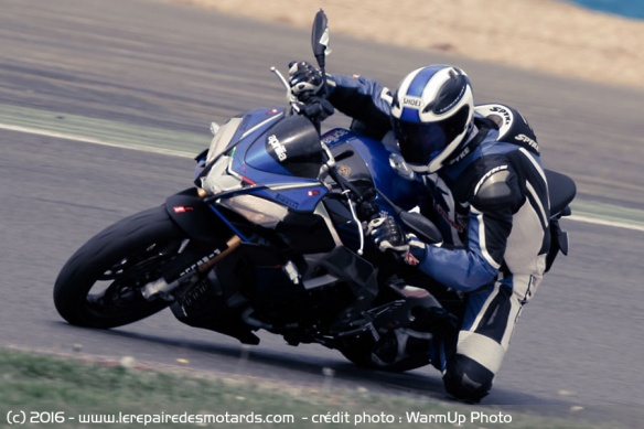 Aprilia Tuono V4 sur circuit