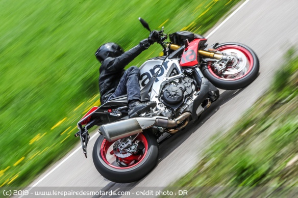 L'Aprilia Tuono V4 1100 Factory en courbe