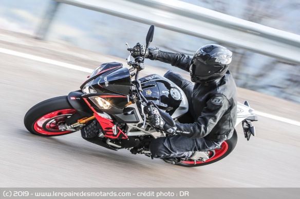 L'Aprilia Tuono V4 1100 Factory à haute vitesse
