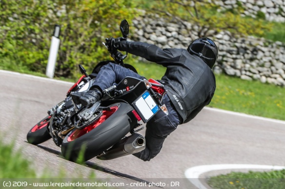 La Tuono V4 1100 Factory sur les petites routes