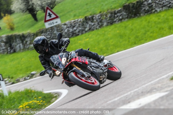 L'Aprilia Tuono V4 1100 Factory en courbe