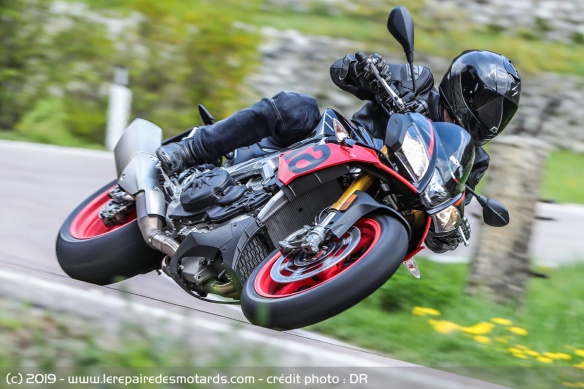 L'Aprilia Tuono V4 1100 Factory sur l'angle