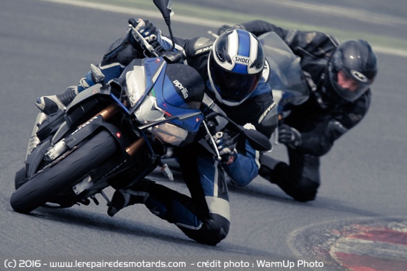 Aprilia Tuono V4 RR sur circuit