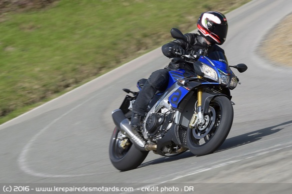 Aprilia Tuono V4 RR sur départementale