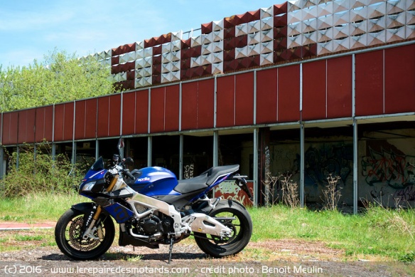 vue de gauche Aprilia Tuono V4 RR