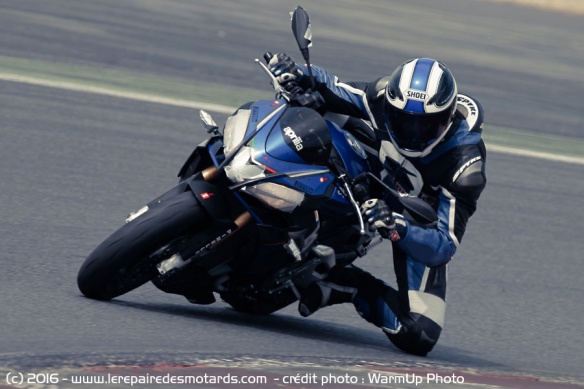 Aprilia Tuono V4 RR sur piste