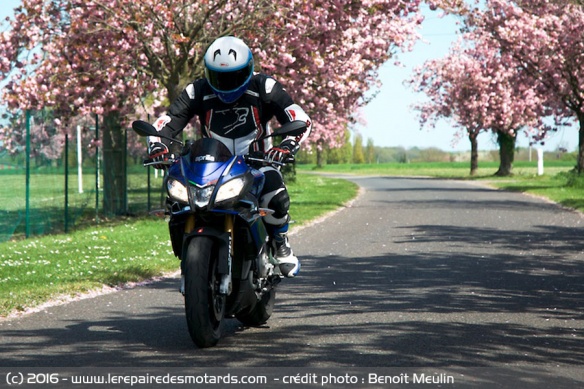 Aprilia Tuono V4 RR sur route