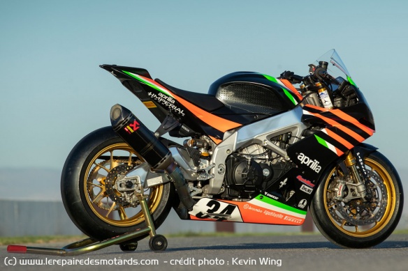L'habillage est une réplique de celui de la RSV4