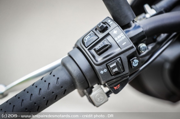 Régulateur de vitesse et pit limiter se règlent au commodo gauche