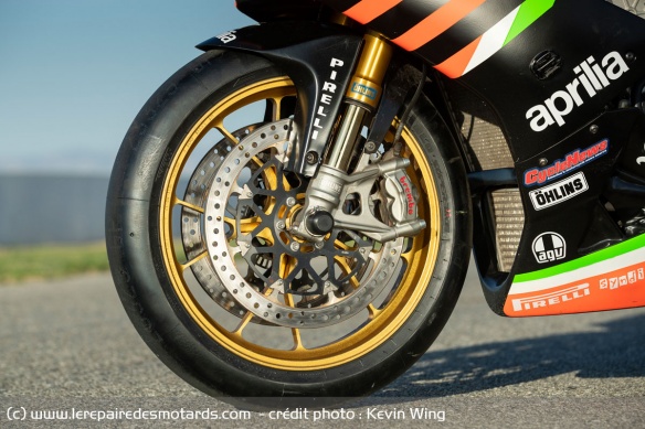 Les suspensions Öhlins ont aussi été reprises sur la RSV4