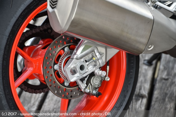 On retrouve un étrier Brembo à l'arrière