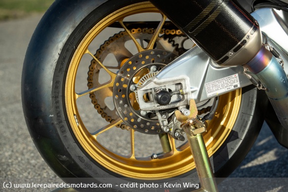 A l'arrière, c'est pneu Pirelli Diablo Superbike de 200 qui prend place