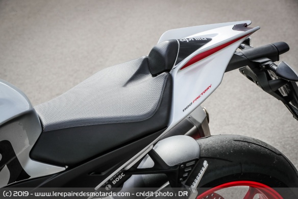 La selle de l'Aprilia Tuono V4 1100 Factory