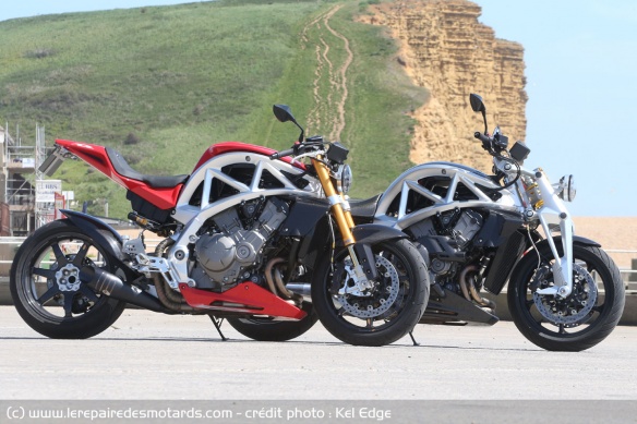 Les deux versions de l'Ariel Ace 1200 'standard'