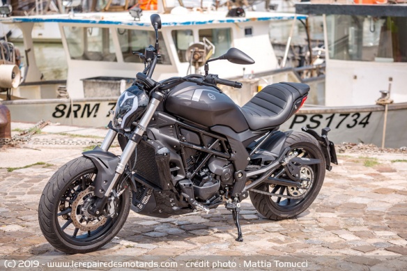 La 502C cultive sa ressemblance avec la Diavel