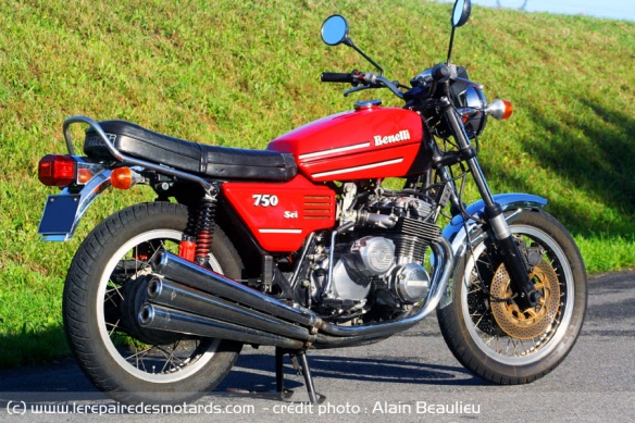 Mais il faut bien admettre que, même avec ses errances esthétiques, La Benelli a une sacré « gueule ». Rendez-vous compte, six pots pour une seule moto !
