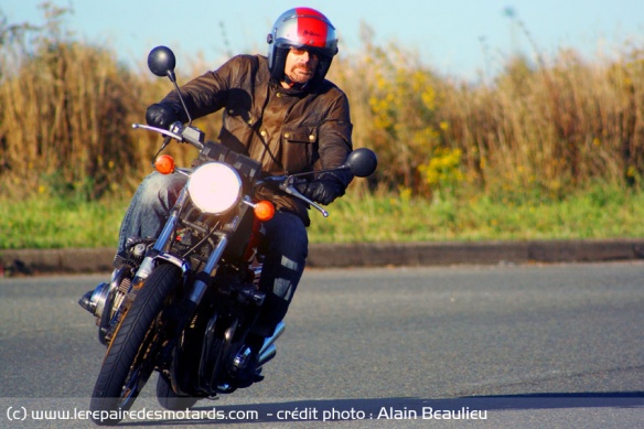 La « Benelli six » se laisse conduire facilement. Particulièrement maniable et agile lors des évolutions à basse vitesse, elle affiche également une excellente tenue de cap à allure plus soutenue.
