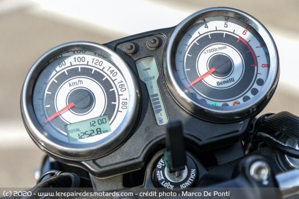 Le compteur de vitesse manque un peu de lisibilité au soleil pendant la conduite