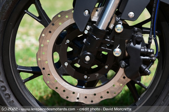 Freinage couplé CBS avec disque de 280 mm, étrier flottant à 3 pistons