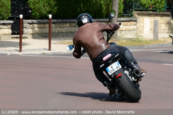 On peut faire toucher la béquille quand on commence à ouvrir