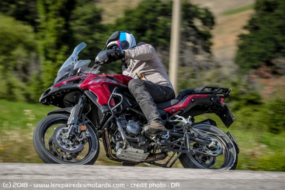 La Benelli TRK 502 X en virage