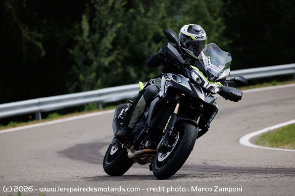 C&ocirc;t&eacute; cycle, la moto se r&eacute;v&egrave;le dynamique, presque vive sur les changements d'angle