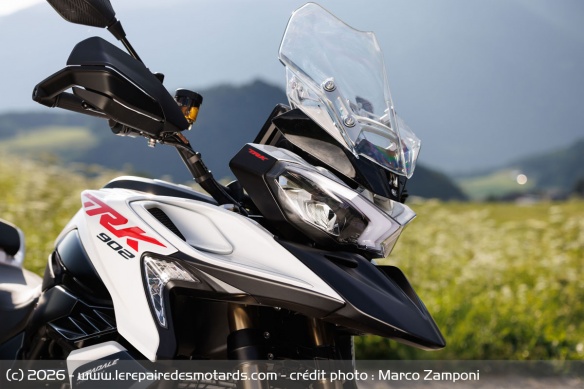 Le phare avant de la Benelli TRK 902 Stradale