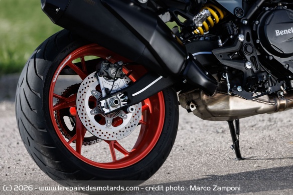 La roue arri&egrave;re de la Benelli TRK 902 Stradale